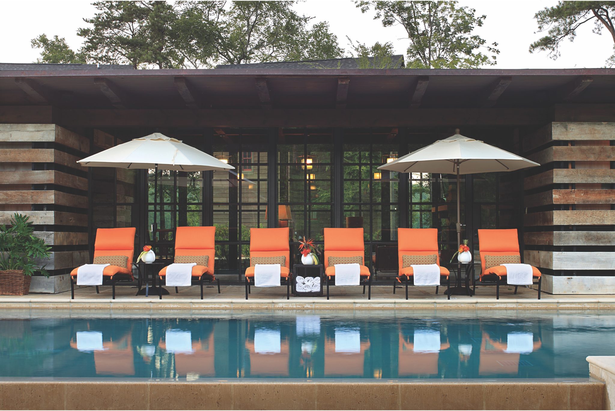 How to Decorate Around the Pool